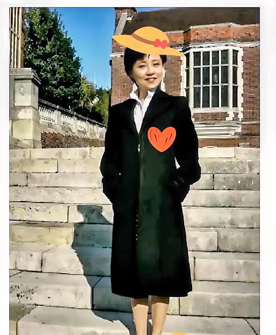 谷开来是开国少将谷景生的女儿，母亲是范承秀。
谷开来的生父是开国少将谷景生，他还