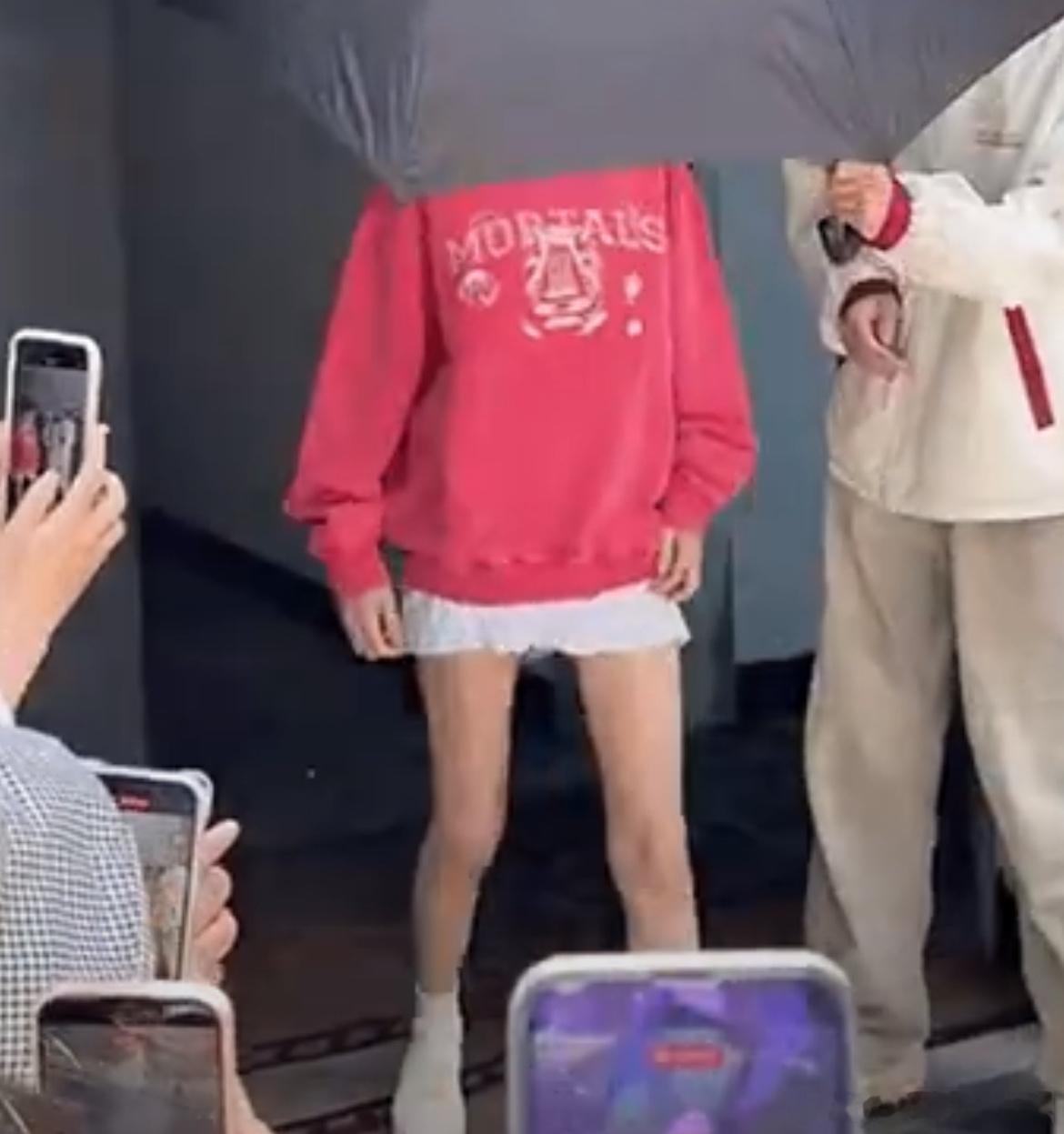 宋祖儿的消瘦程度确实有些惊人，身高165cm的她，被指体重似乎都不超过80斤。一