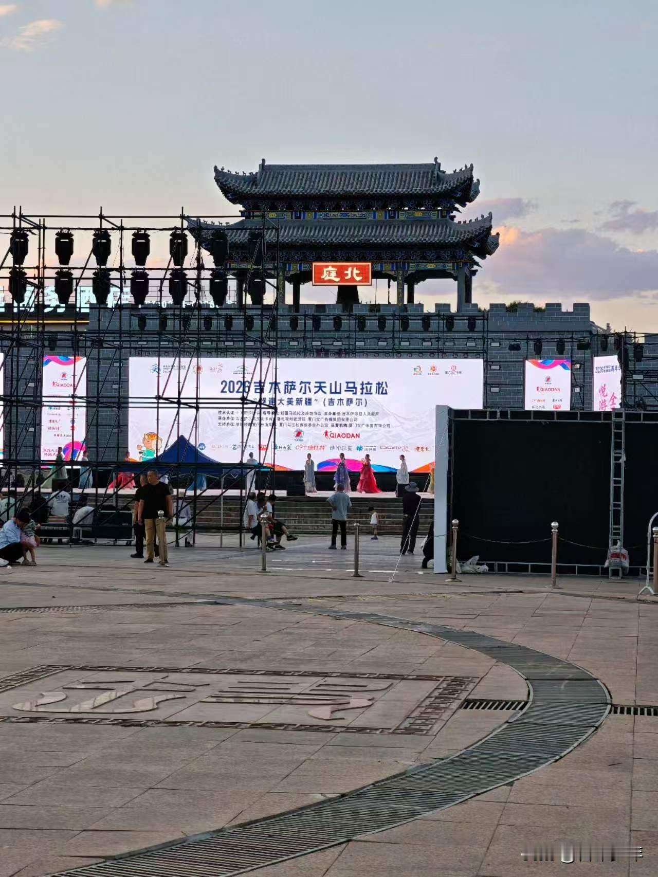 哈哈！终于来到了新疆，圆我多年梦想——
 
很小的时候就听说，新疆是祖国一片十分