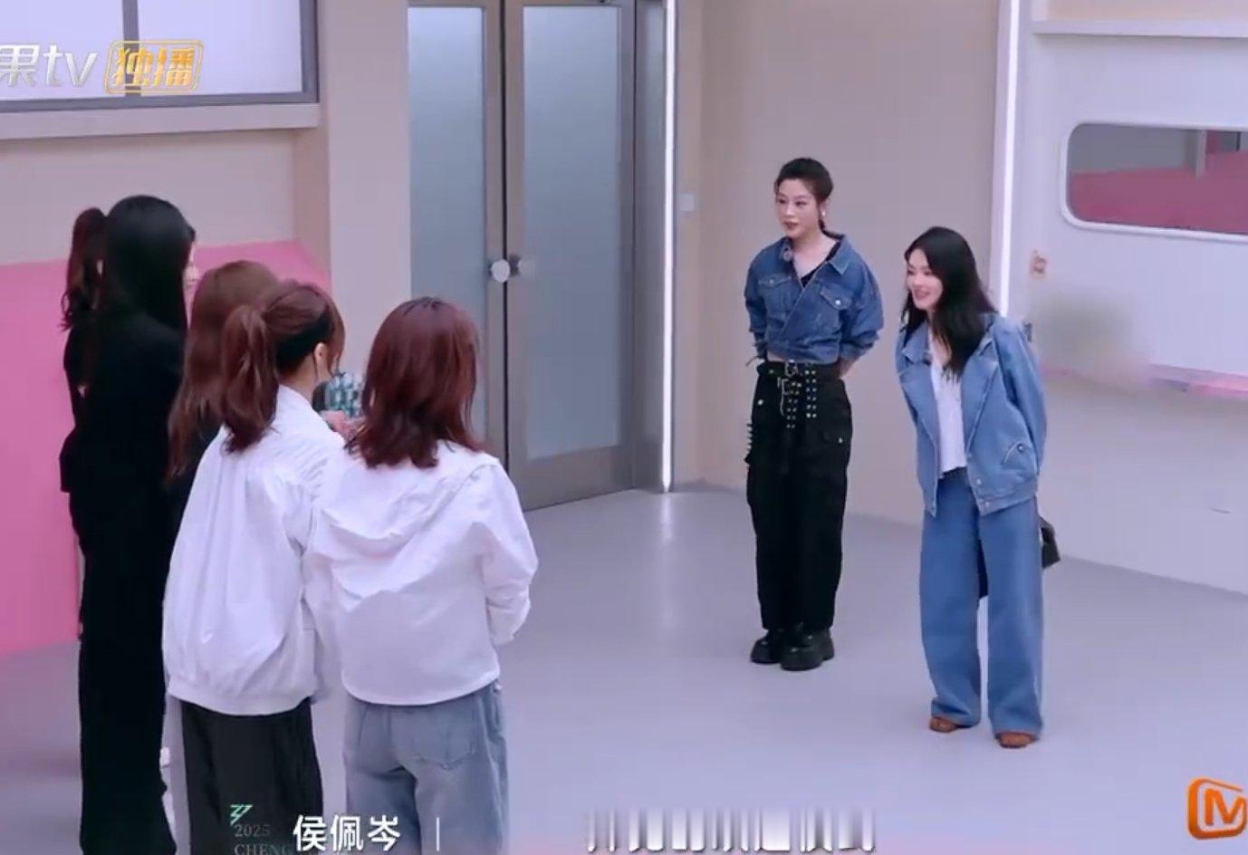 侯佩岑组还原陈昊宇陈丽君名场面侯佩岑团还原陈昊宇陈丽君初舞台，脱鞋、点胭脂，这仪