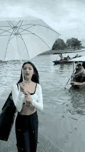 女孩一个到西湖来旅游，打开视频跟在家里的爸爸妈妈通话，想让爸爸妈妈也通过她的手机