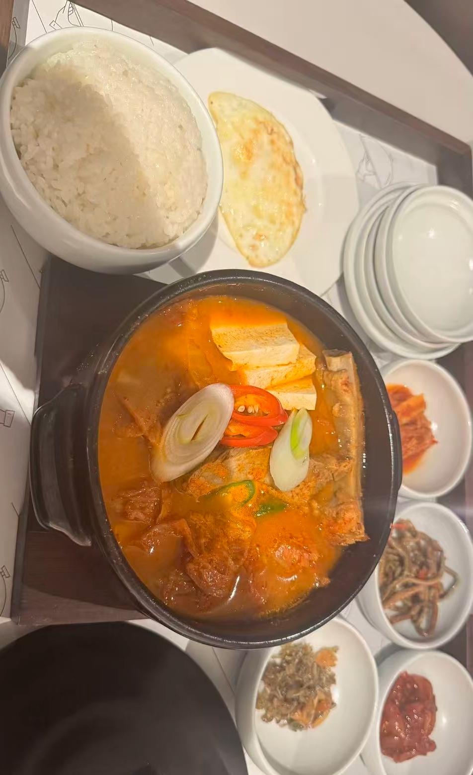 韩国这样的饭菜价值二百块钱(rmb)

一点米饭，几小蝶泡菜，还有一点点牛排骨汤