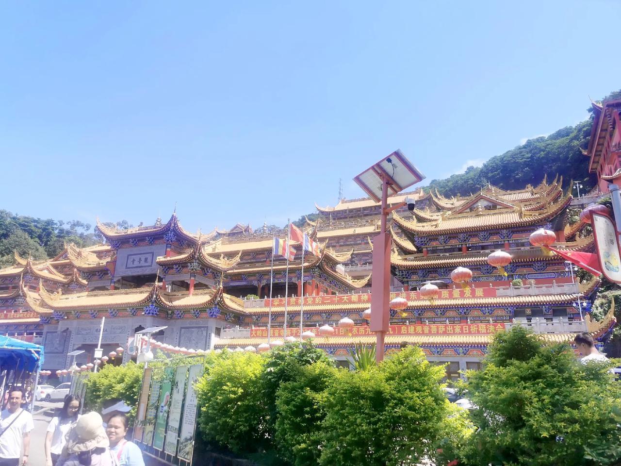 国庆佳节至，观音寺前祈愿忙。愿你心诚则灵验，福慧双修乐无边；事业顺利步步高，家庭