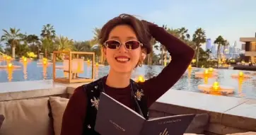 章泽天独自现身迪拜过圣诞：身着阔腿裤 松弛感十足