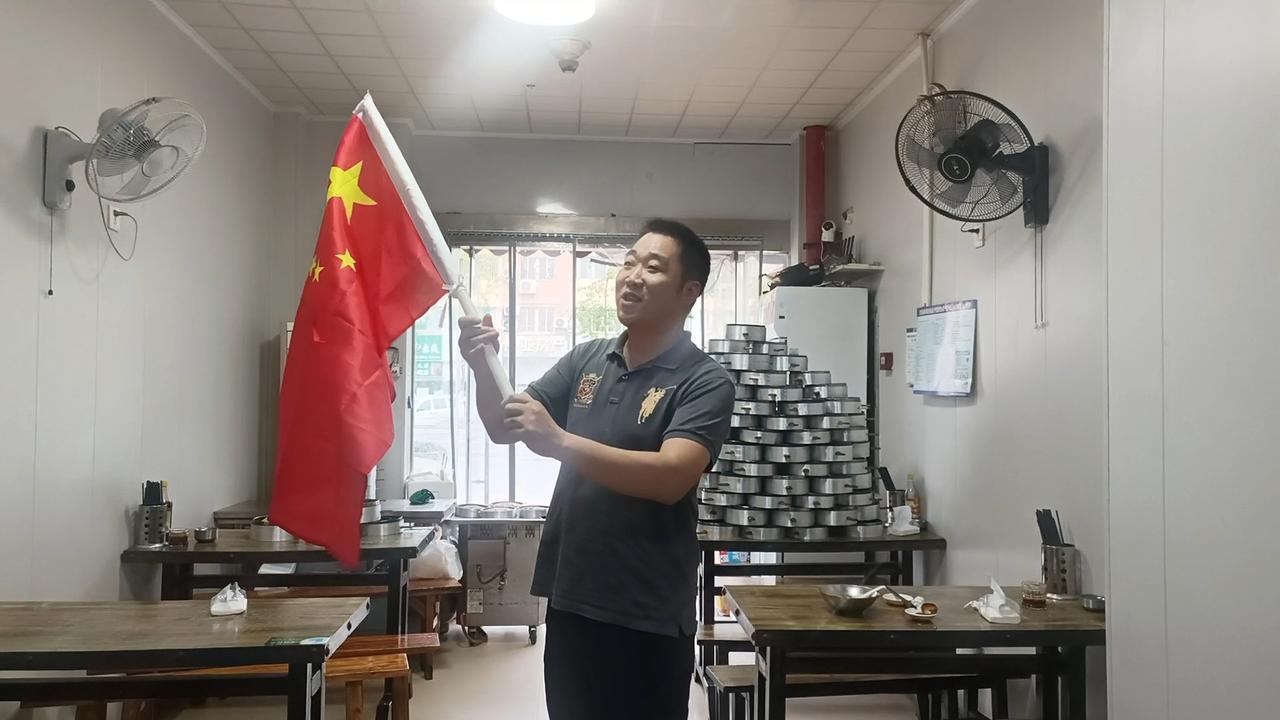 今天买了一面国旗，挂在店铺门口的墙上，明天就是国庆节了，祝福我的祖国繁荣昌盛，国