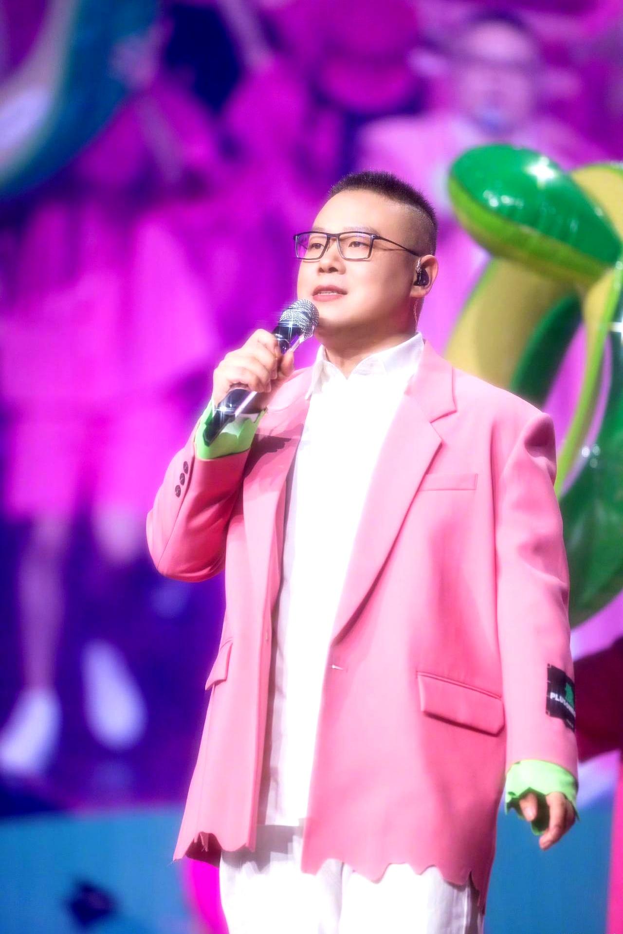 张鹤伦现场甩诗怼岳云鹏，直接点名“卖萌耍贱”！
 

张九南一开口就问“干什么张