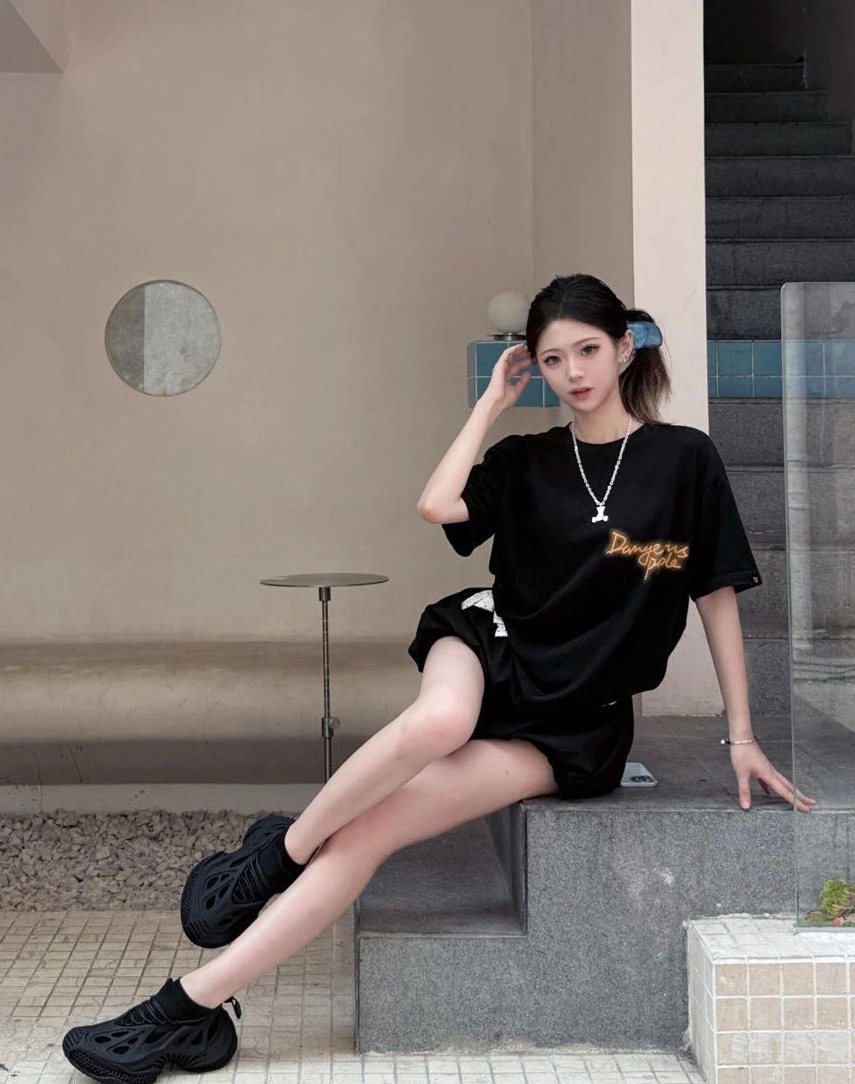 黑色T恤搭配短裤，简约时尚，轻松出街！