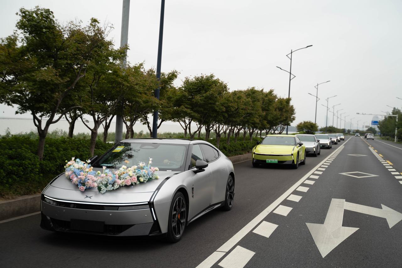 用全新小鹏P7当婚车，也挺帅的！这么看银色好像更出众……