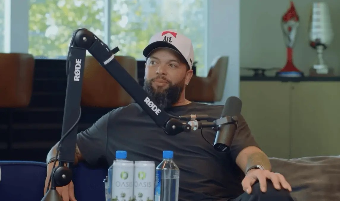 德隆：我看过一些关于詹姆斯和东契奇的片段……感觉詹姆斯好像不太喜欢东契奇，比如看