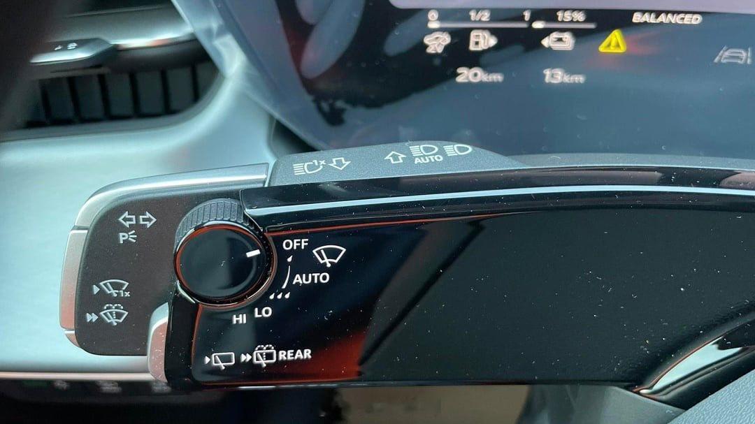 新款 Audi Q3 上的操作拨杆，被吐槽的很凶[捂嘴哭]“我实在搞不懂这帮人出