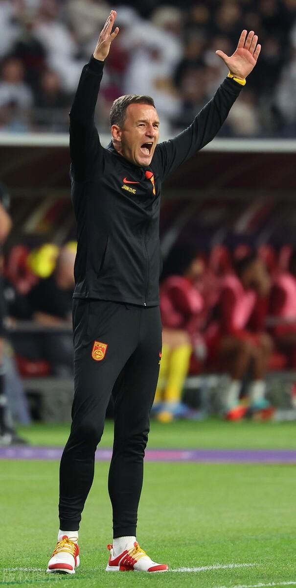 国足亚洲杯有8人枯坐冷板凳，其中有遗珠？[what]误人子弟的杨科维奇！[发怒]