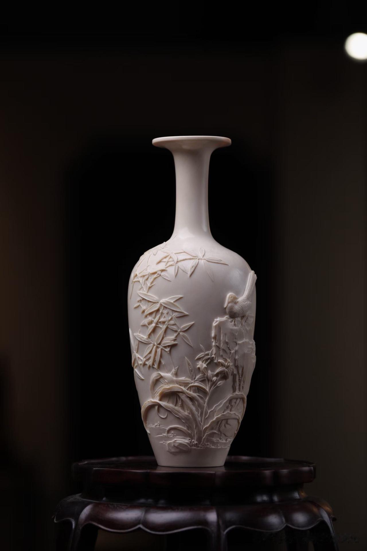 有些器物，不必着一丝颜色，也能自成风景。

竹影摇曳，幽兰吐香，栖鸟停驻石间。匠