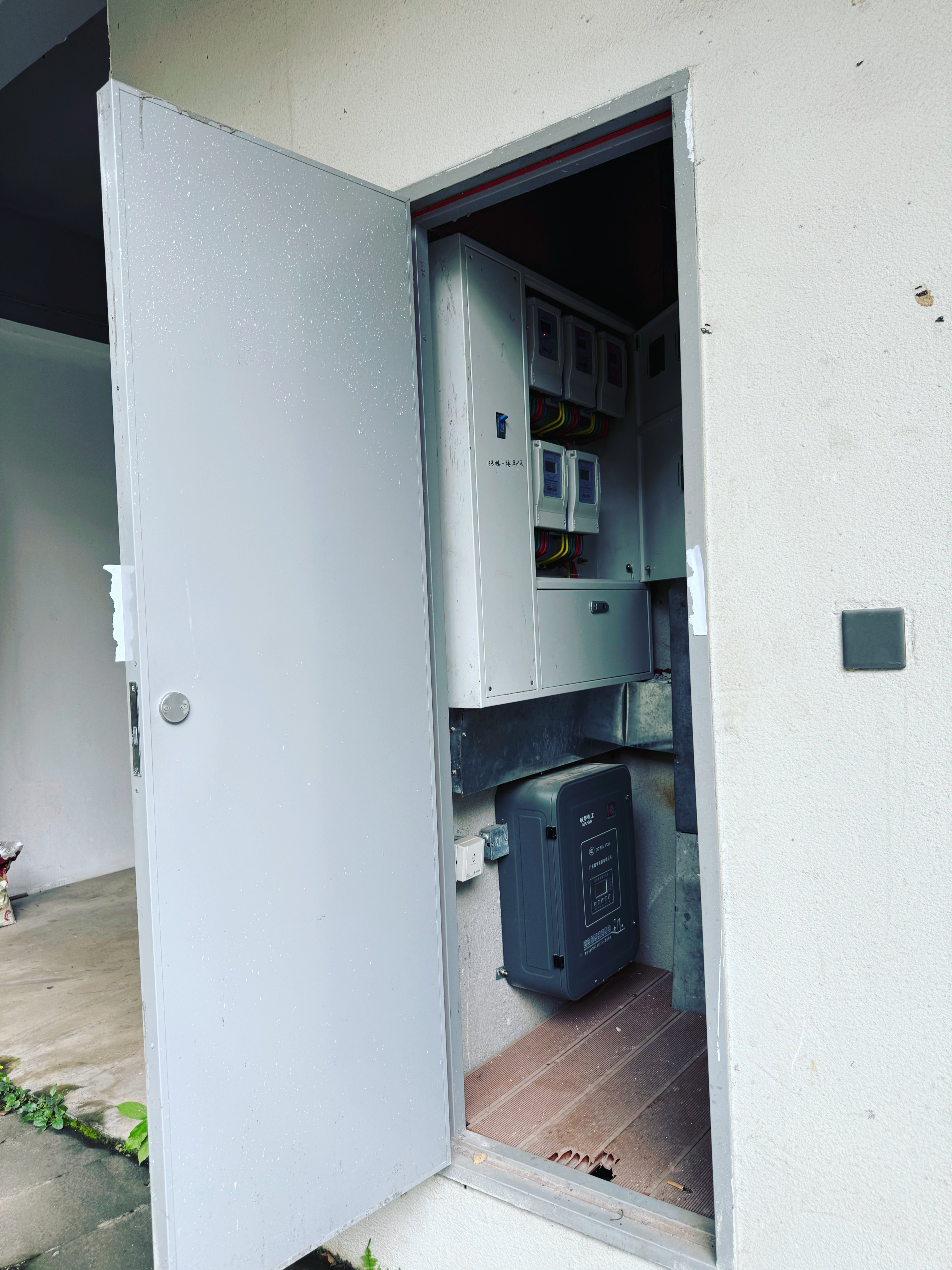 工作室的二房东又跑了，这几年真的绝了突然停电，换电表，烦躁的一天好在遇到的师傅给