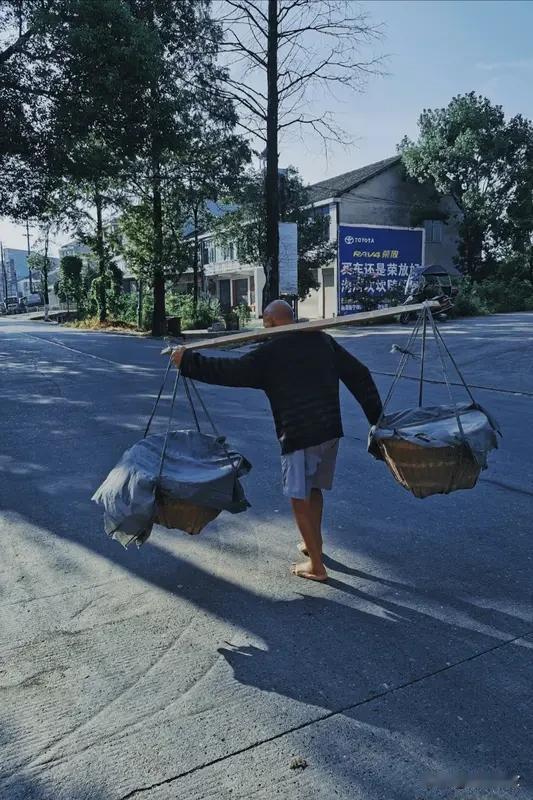 老婆的妹妹的老公，这关系绕得人脑袋都晕了，那在你家乡得怎么叫呢？
在北方，像河北
