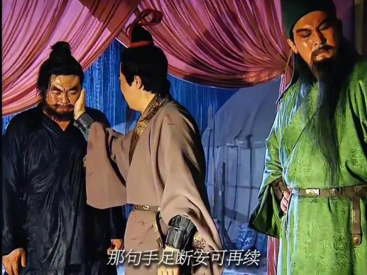 刘备怕张飞醉酒误事，张飞许诺保证从今不饮酒、不打军士、凡事听劝。糜竺看透了张飞，