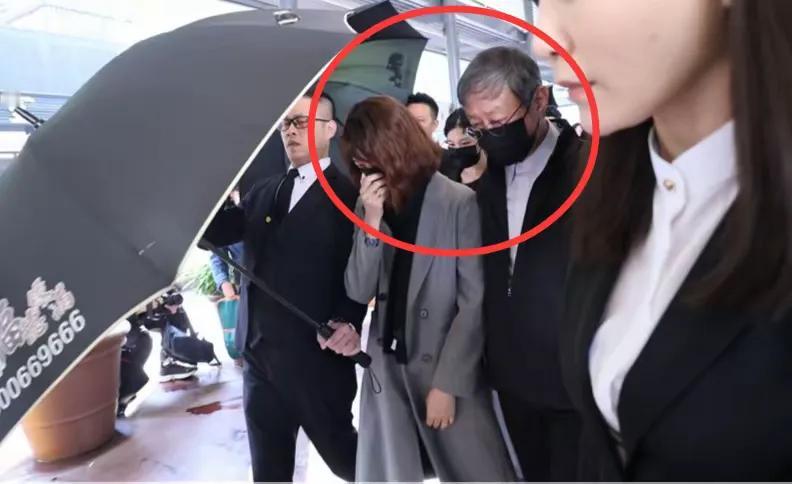 琼瑶葬礼，四个泪目瞬间！

一：林心如一身素装含泪抵达现场

今天，除了琼瑶一家