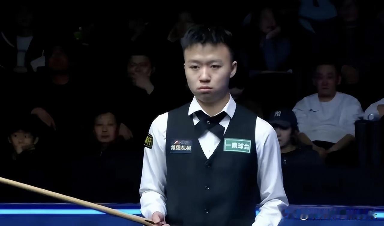 江俊一战成名！不是因为他在8强赢了马奎尔，现在比分4：5落后，而是球杆磨成针让人