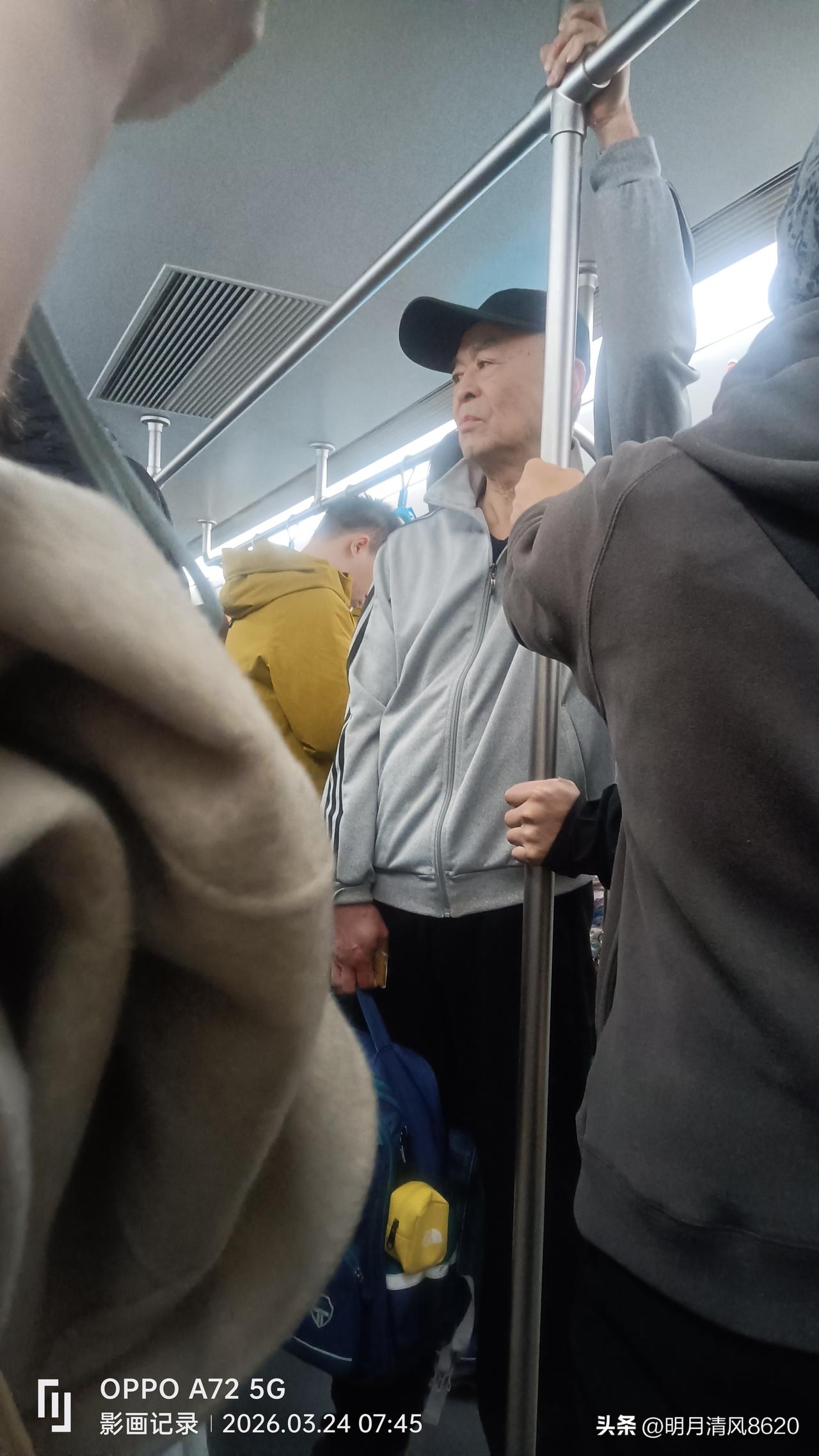 日行一善

今天上到地铁的时候，已经是到了早高峰，车厢内人潮汹涌，摩肩擦踵，车厢