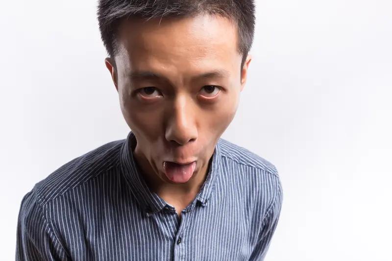 很多人肯定会动气。毕竟能做到唾面自干的人，寥寥无几。所以，最好别得罪人，哪怕是傻