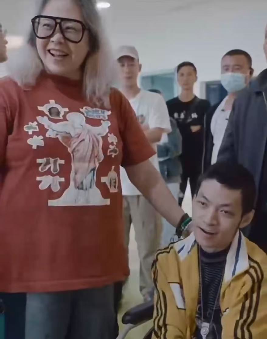 他问 你是千玺吗 易烊千玺微笑着点头回答，你千玺的时候，而且还给了一个温暖的拥抱