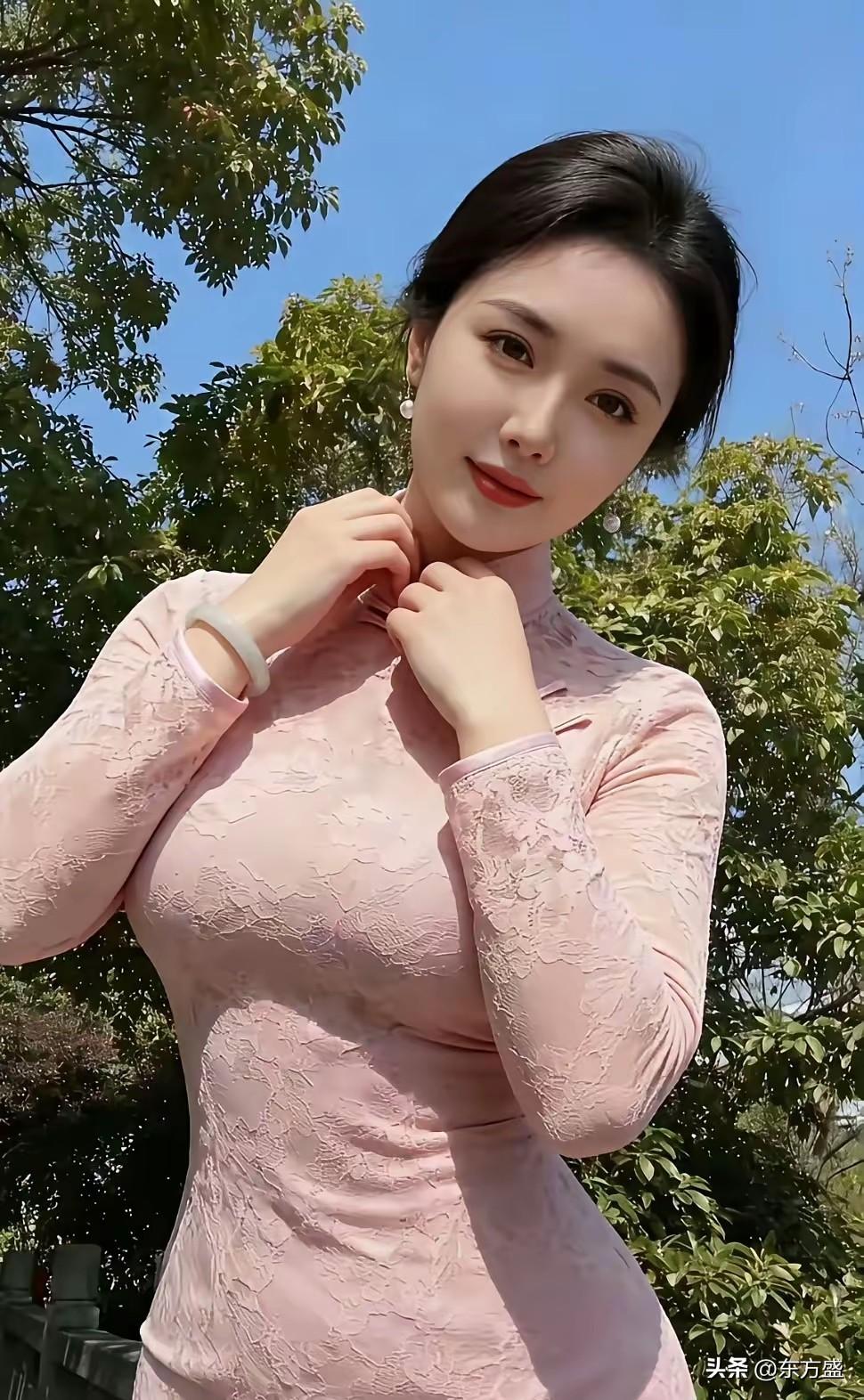 粉衣美人倚树旁，笑语盈盈似画卷。