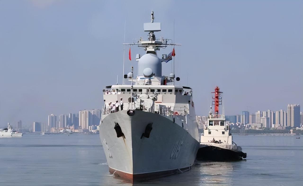 本月初，越南最大军舰访问中国青岛，原本是一次友好的访问，被全方位碾压。
 
今年