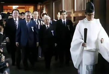 既然日本全民性的无耻执意要参拜靖国神厕，那中国也不必给他脸，把当年审判日本战犯的