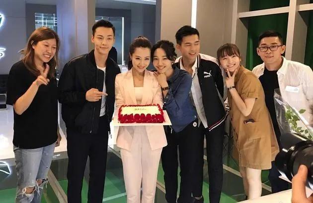 这张7人合照，我只认出了高大修伟的港星陈伟霆，手捧蛋糕庆生的寿星白冰，笑容甜美的