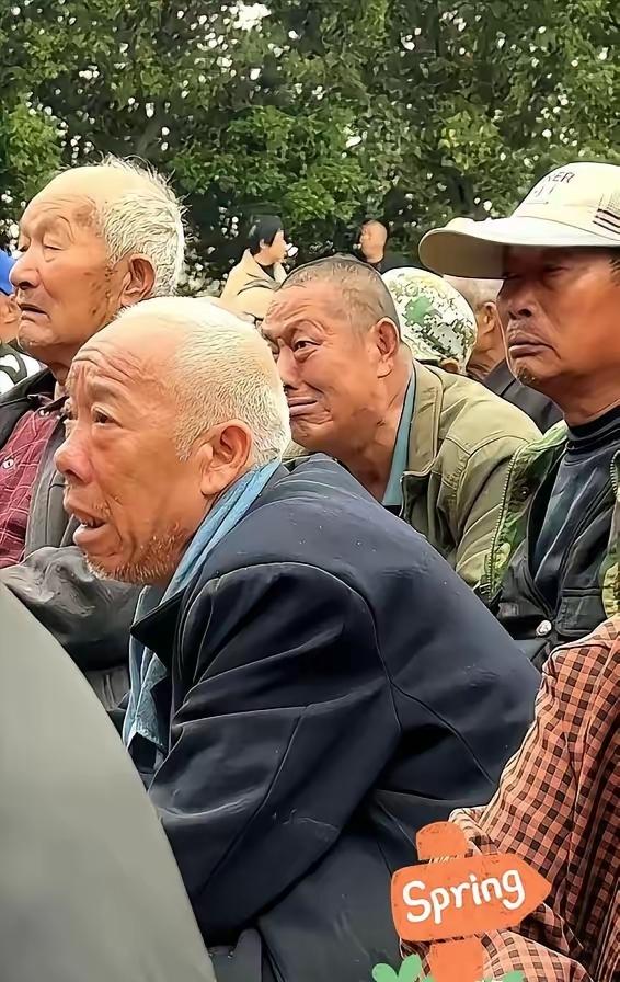 [月亮]山东梁山有个老板掏了50万，请河南豫剧团连唱6天大戏，本来是给老爹办80