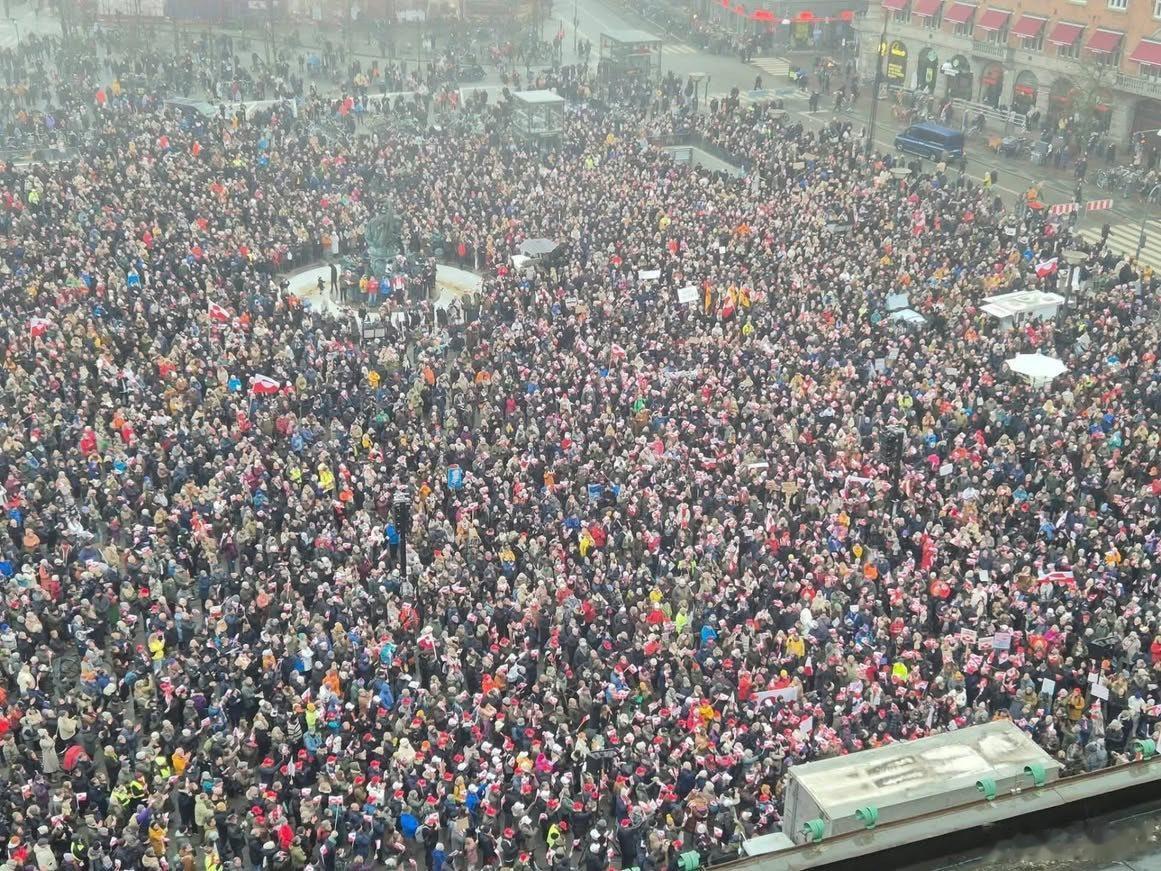 🇩🇰🇬🇱哥本哈根为格陵兰岛挺身而出。        格陵兰岛不是商品。 