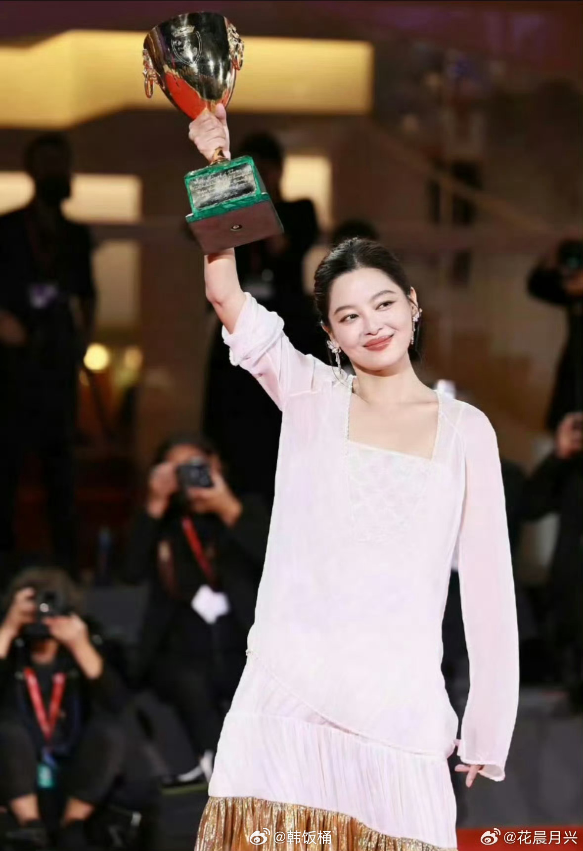 秦岚祝福辛芷蕾获影后热知识：北斗七行不是只能vb联系，估计得奖那天群里就炸 了 