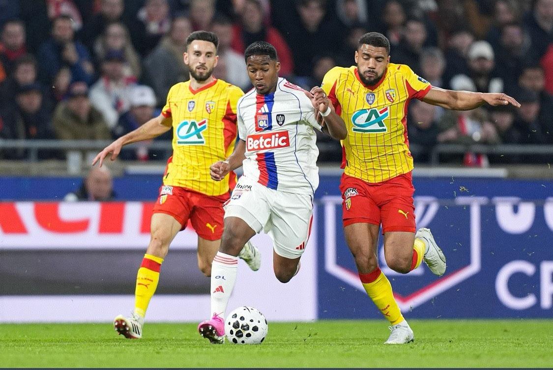 法国杯迎来一场焦点战，朗斯点球大战7-6淘汰里昂闯进四强！由于此前大巴黎爆冷被淘