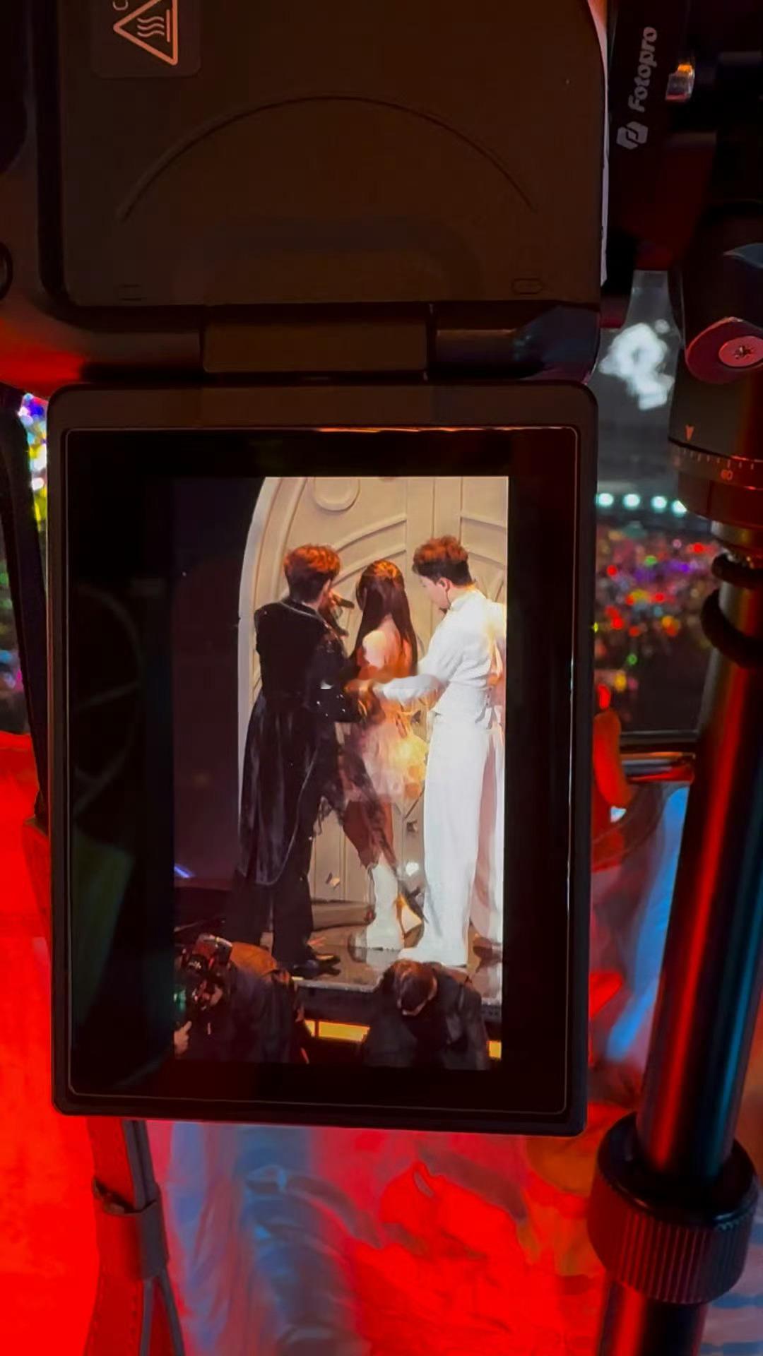 张极在舞台上当月老荣耀之战热心市民张极 谁被张极戳中！舞台月老自带浪漫buff，