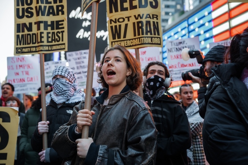 【#以色列在美国民众中支持率大幅下滑#】美以对伊朗的军事入侵，却导致双方特殊盟友