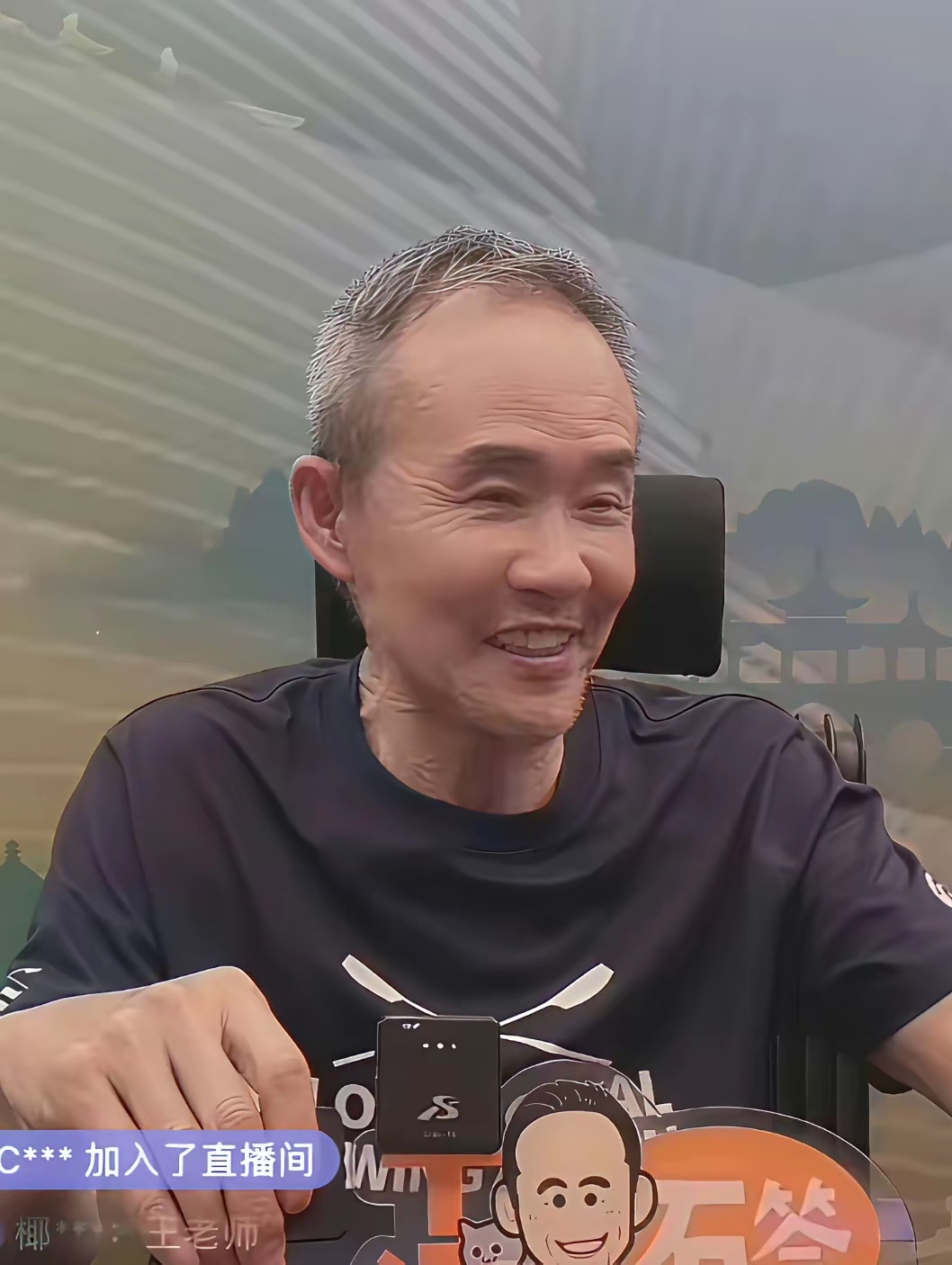 王石是戴了假发吧，有时银发多，有时可能忘了，显得稀稀疏疏的 