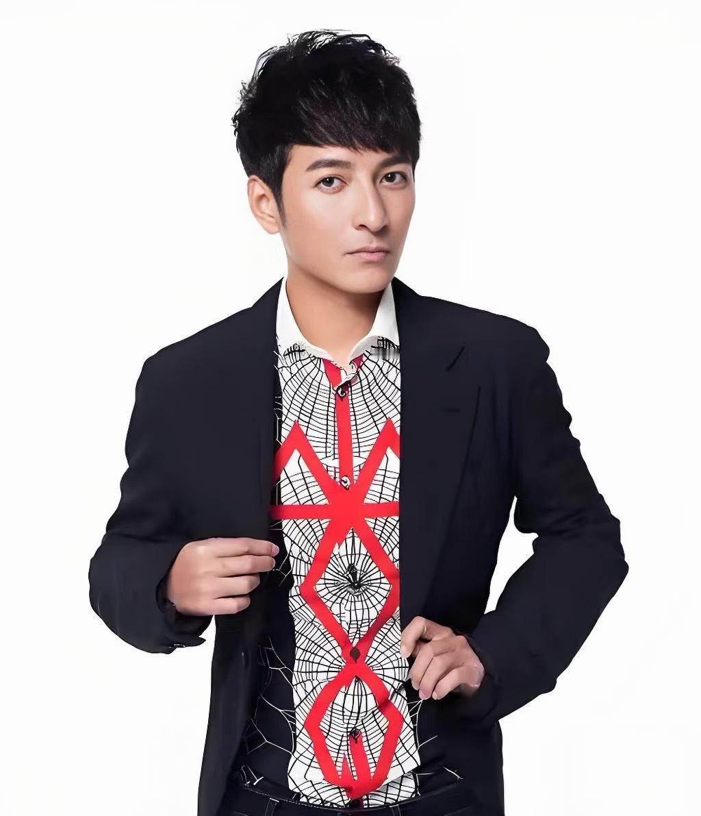 早期的李维嘉浓眉大眼，也是个大帅哥来着，现在重回人们视野也算是重操旧业了。 