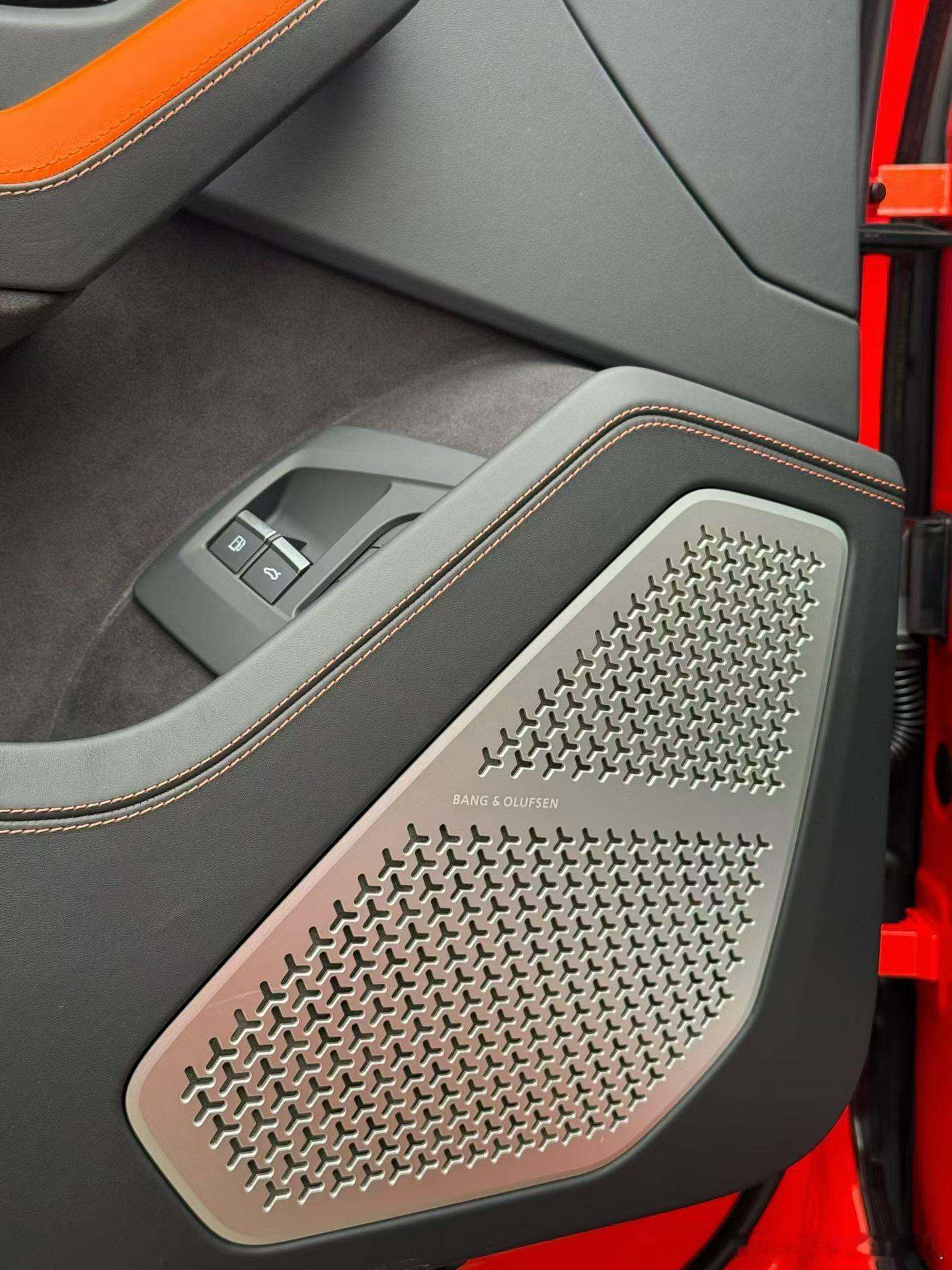 兰博基尼URUS SE26年上牌1.1万公里橘红配色 60万配置 