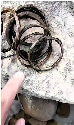 广东，一男子到野外河边钓鱼，下竿没多久就感觉鱼线有拉扯，以为是大鱼，用力一拉，后