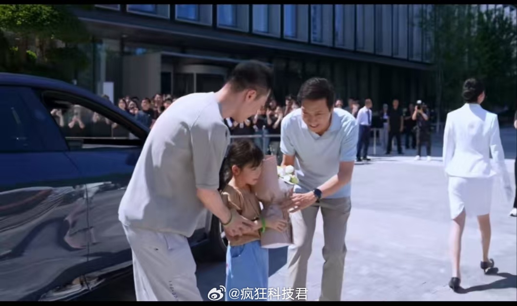 雷总亲自给车主交车、开门，这波操作直接把诚意和情绪价值拉满 。18小时锁单28.