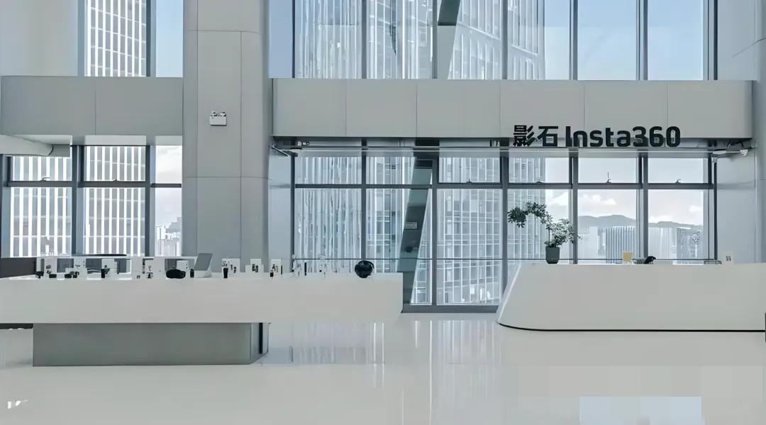 刷到一家公司年报，
我直接原地懵了！

91年董事长年薪376万，
89年总经理