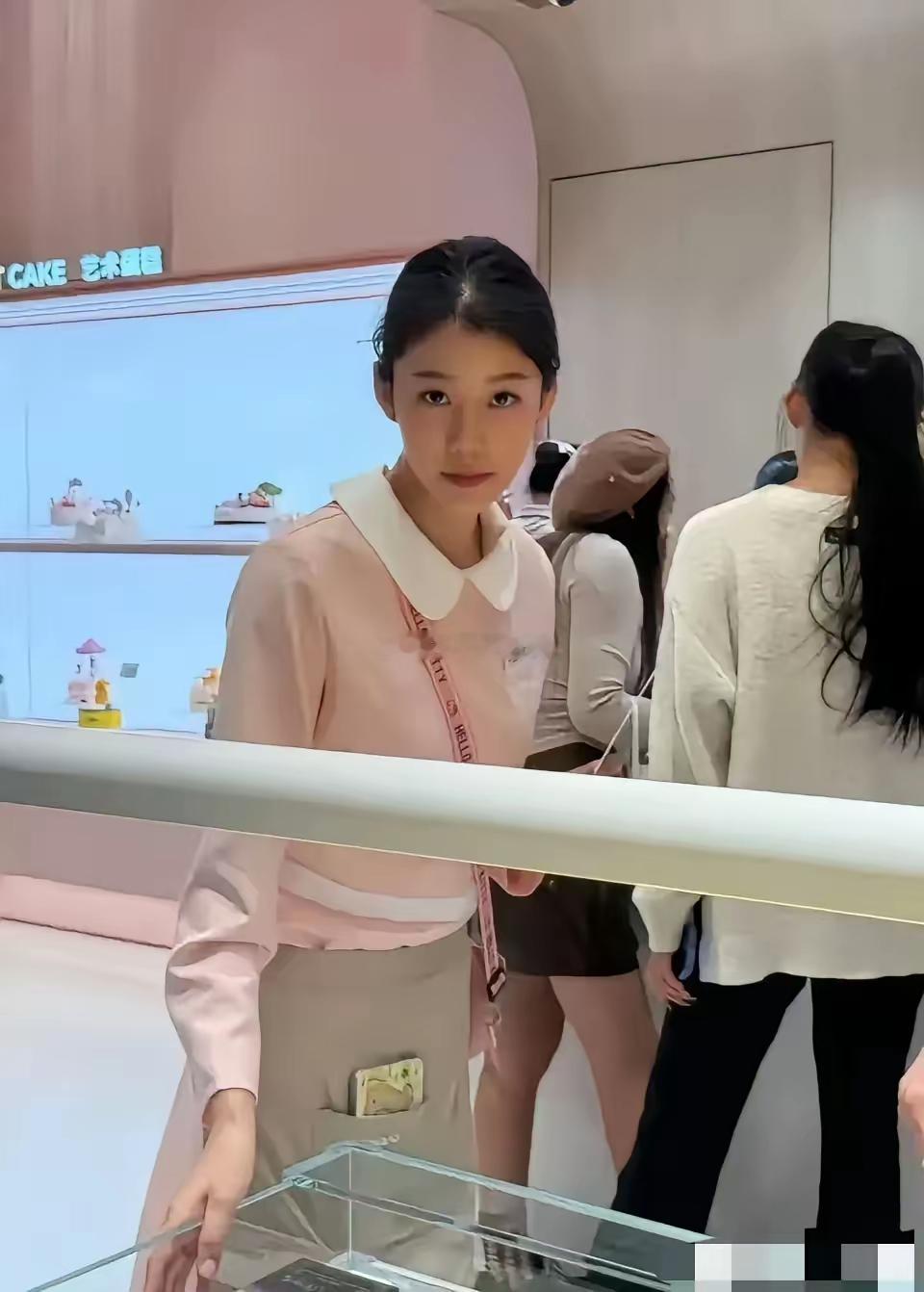 好利来对服务员的外貌要求近乎苛刻，尤其是在身高长相方面。 