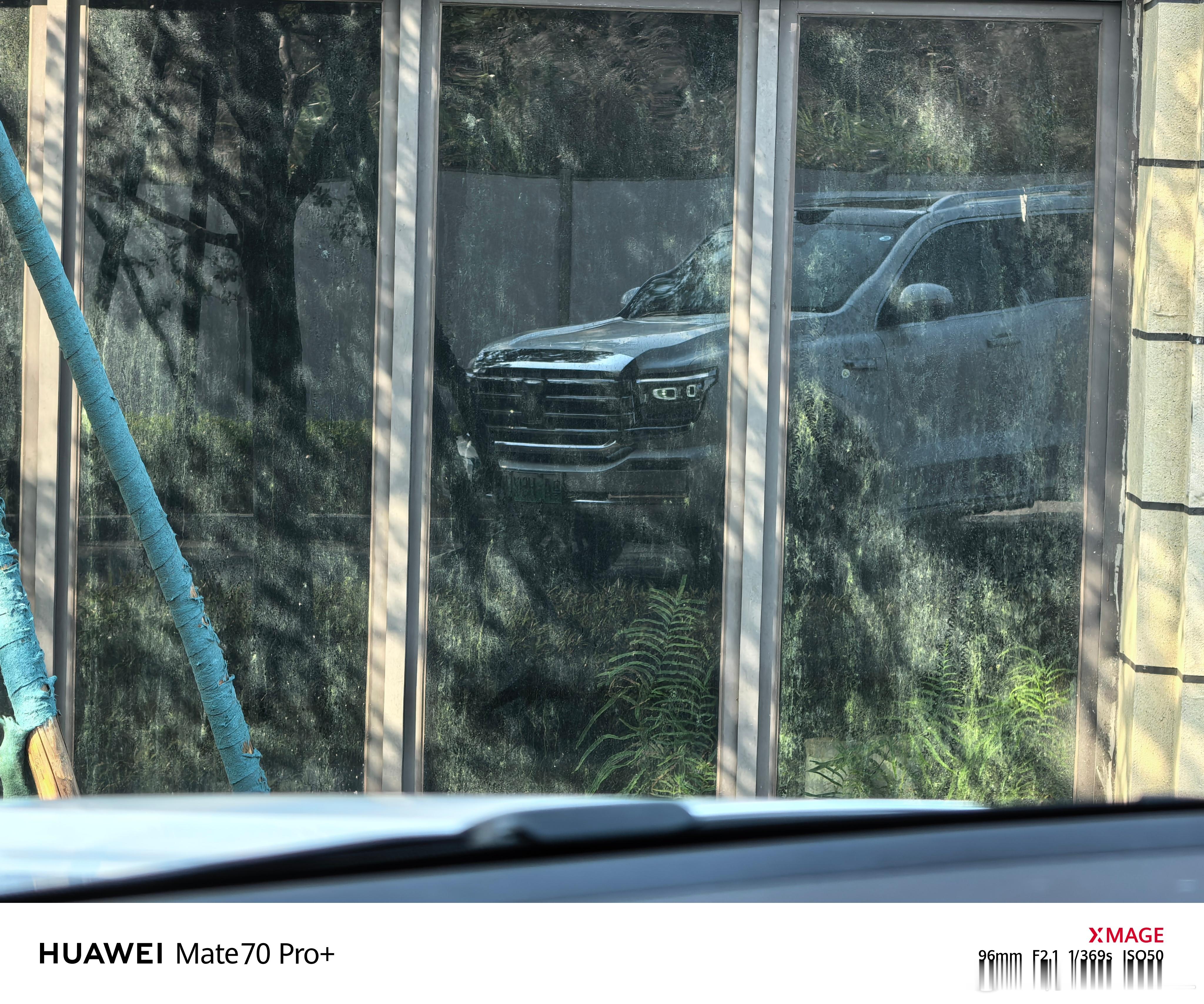 坦克500的美，是需要一定阅历沉淀的。从我家地库出来，会经过一个拐角。刚好能从拐