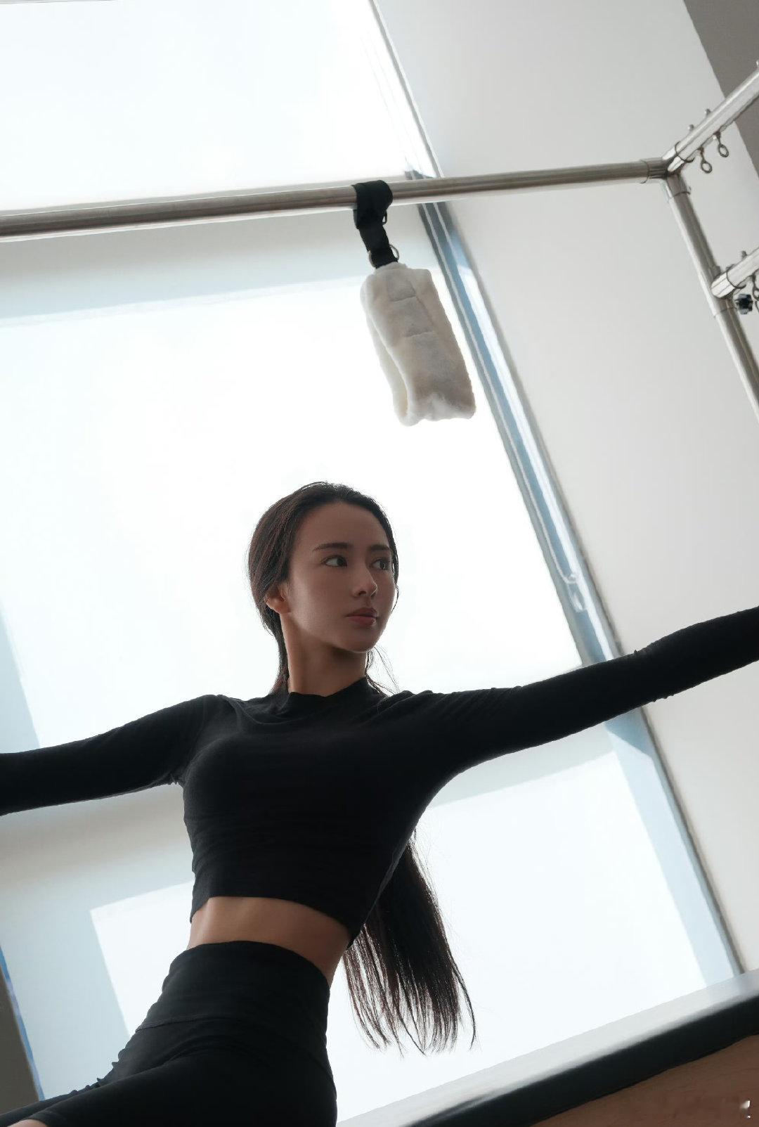 李宛妲马甲线翻看这组运动库存，李宛妲做普拉提训练，动作干净利落，马甲线十分出众，