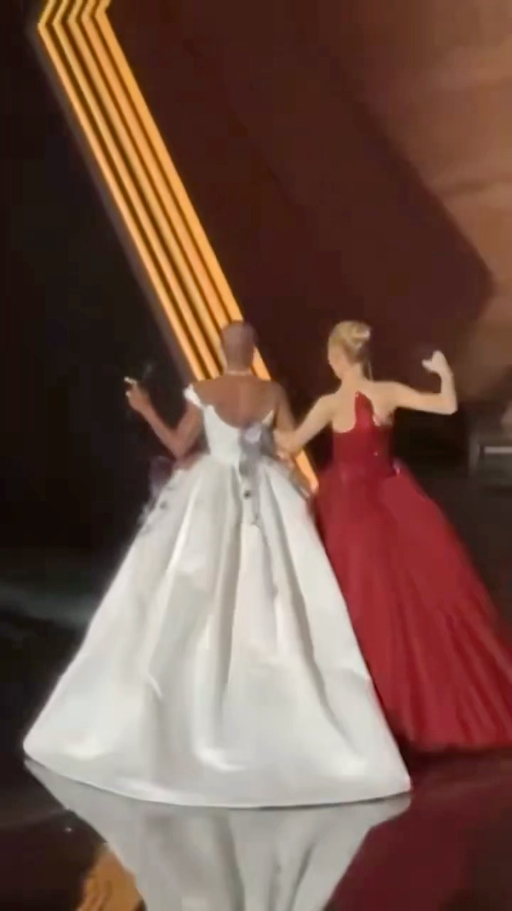 手挽着手，蹦蹦跳跳一起走下舞台的A妹和辛西娅 👭魔法坏女巫跨年电影愿