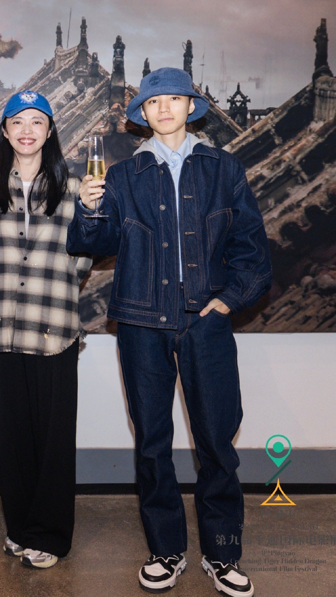 王俊凯平遥电影展素颜照王俊凯平遥电影展举杯合照 平遥影展官网直击！王俊凯素颜状态