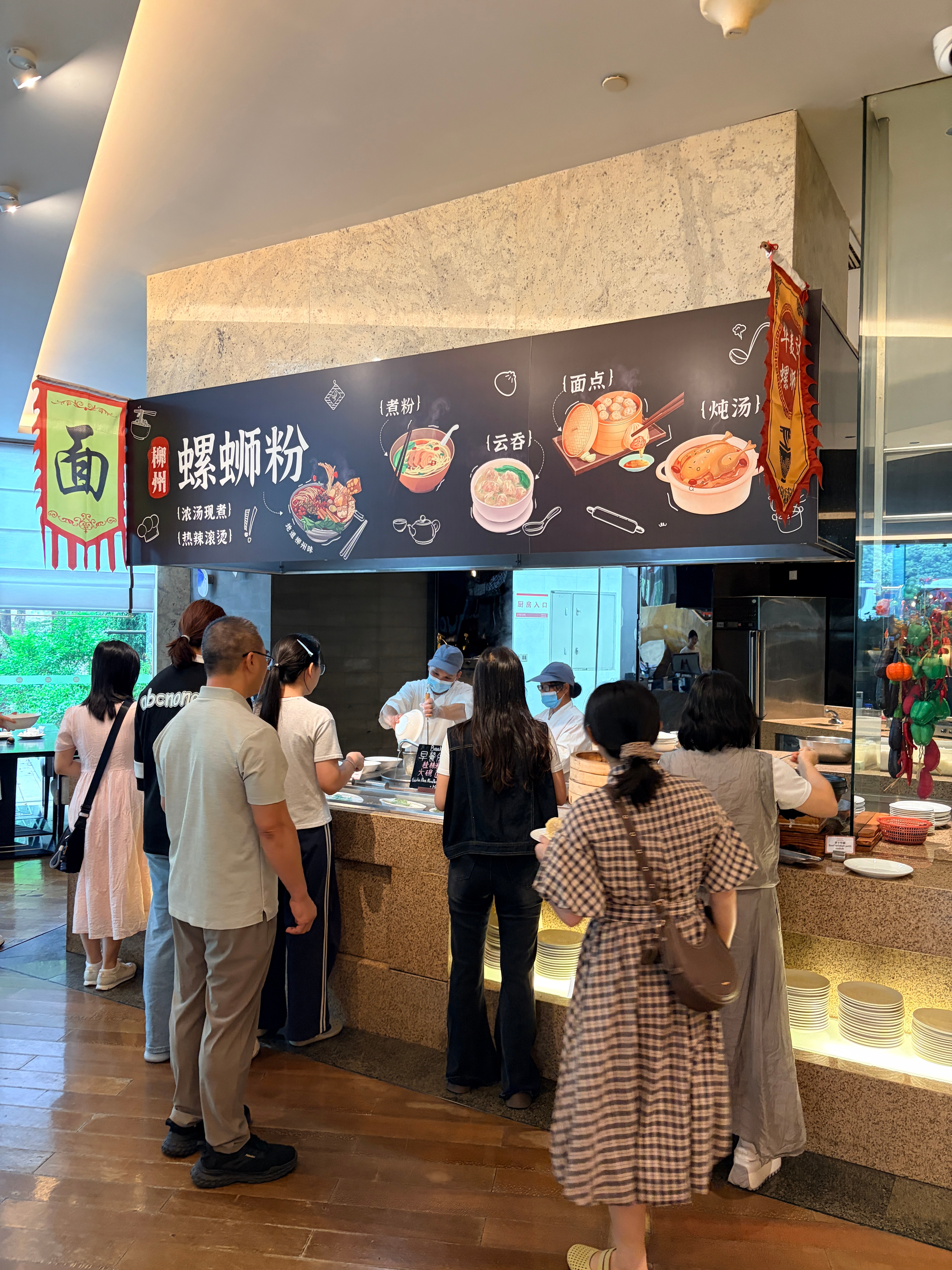 餐厅浓浓的螺蛳粉味一大早就是重口味[笑cry]  ​​​