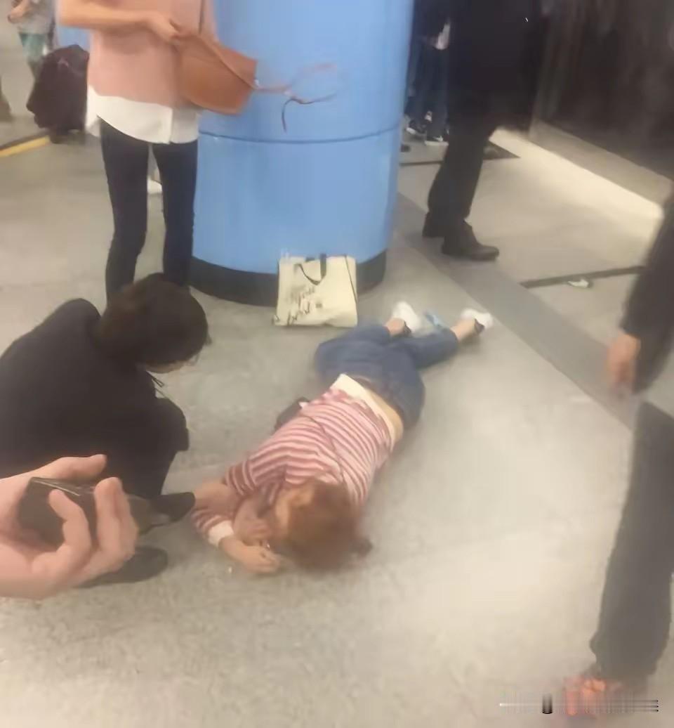 南京 32 岁女子倒在地铁站台，被晨练大妈扶起送医，谁知，医生做完检查，开口一句