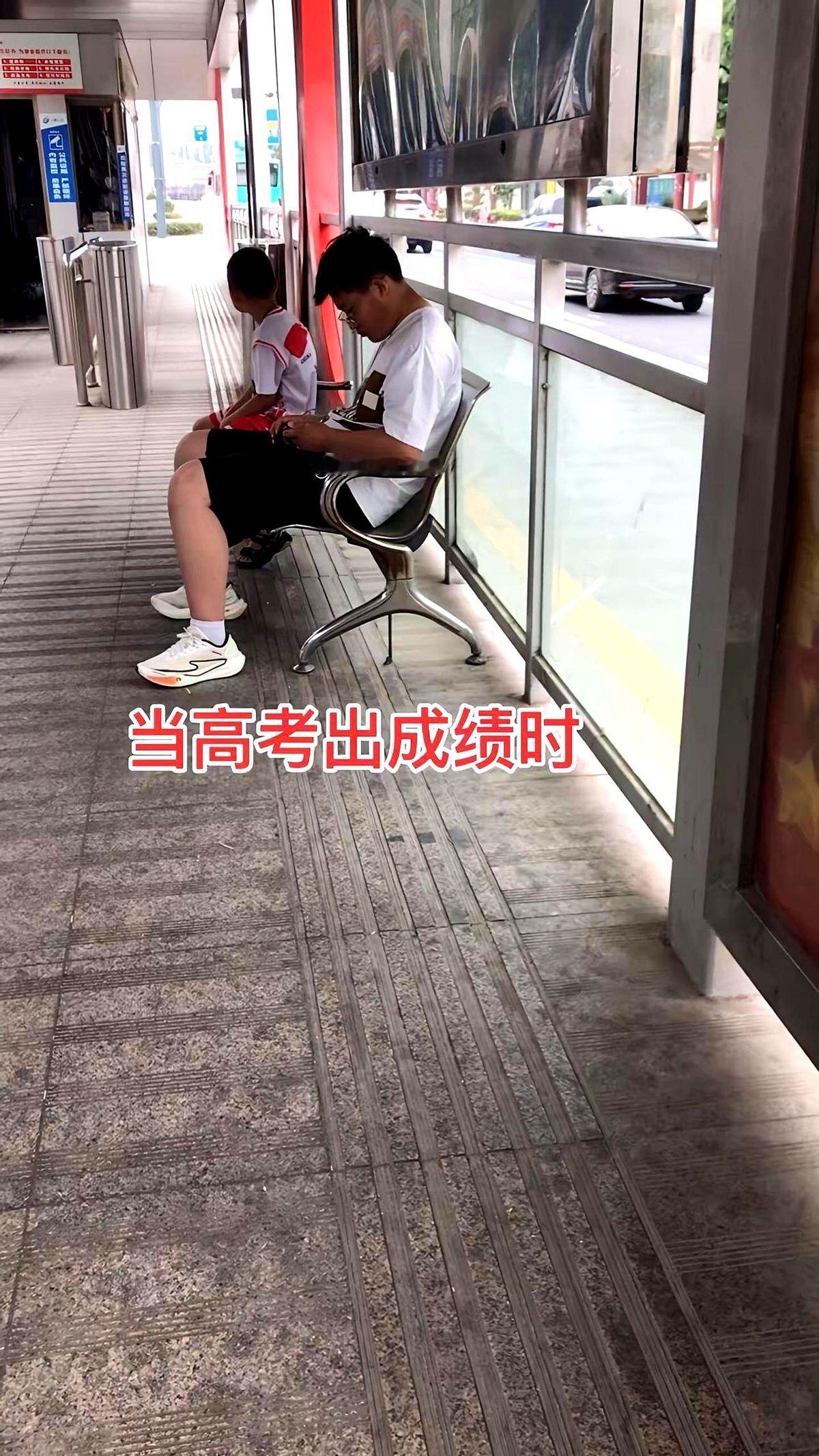 当高考成绩出来了。

高考成绩出来了，他哭，我也哭，三年花了39万，房租5万，补