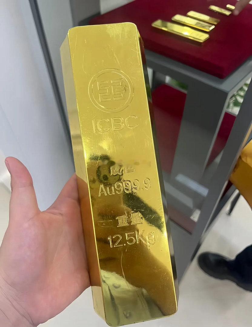 看了今天的金价，我感觉自己血压飙升了，6月23日，金价从902直接跌到了如今大盘