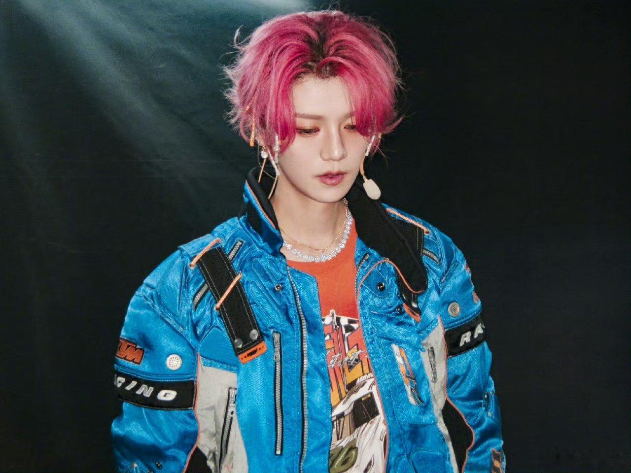 鹿晗清一波内存 鹿晗跨年营业照 鹿晗清一波内存 ~ 